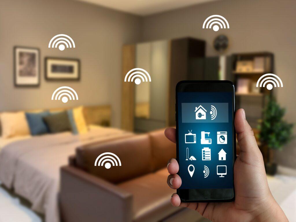 Mann benotzt d'Mobiltelefon mat der Smart Home App Smart Home Augmented Reality (AR) Internet der Dinge (IOT)