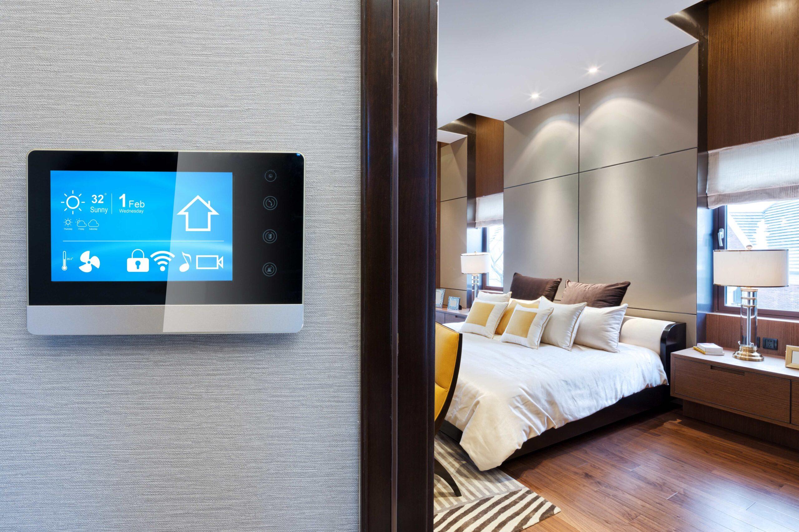 Smart Screen mit Smart Home mit modernem Schlafzimmer